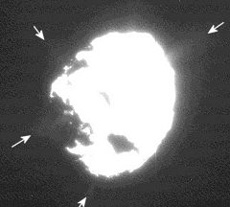 На снимке кометы видны слабые струи газа, отмеченные стрелками