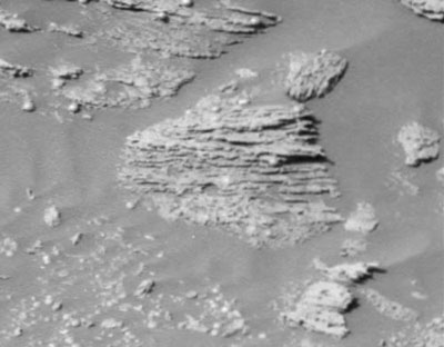 Непараллельные линии слоев в марсианской скале